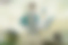 <p>Мальчик и птица</p>